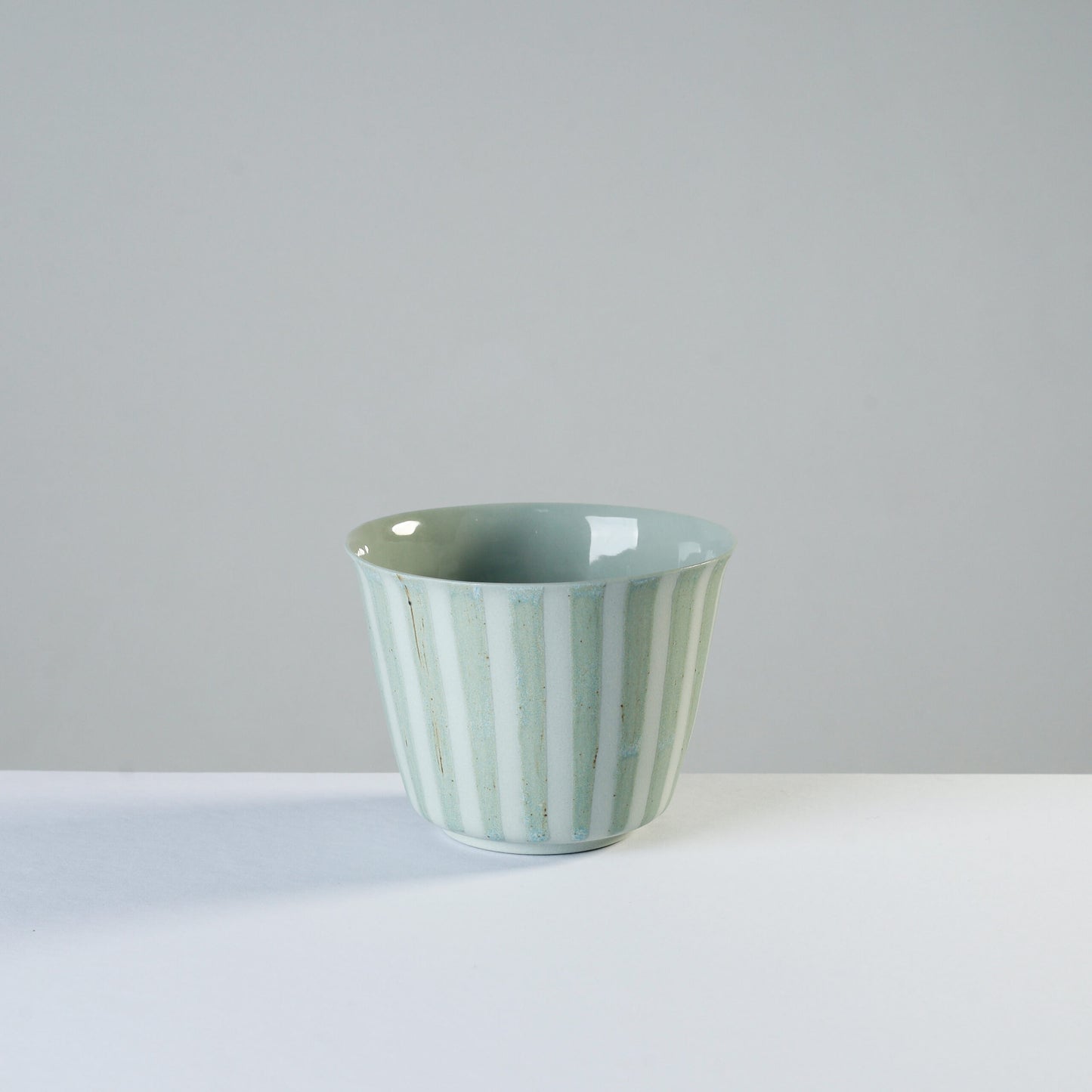 v shape - sage/stripes