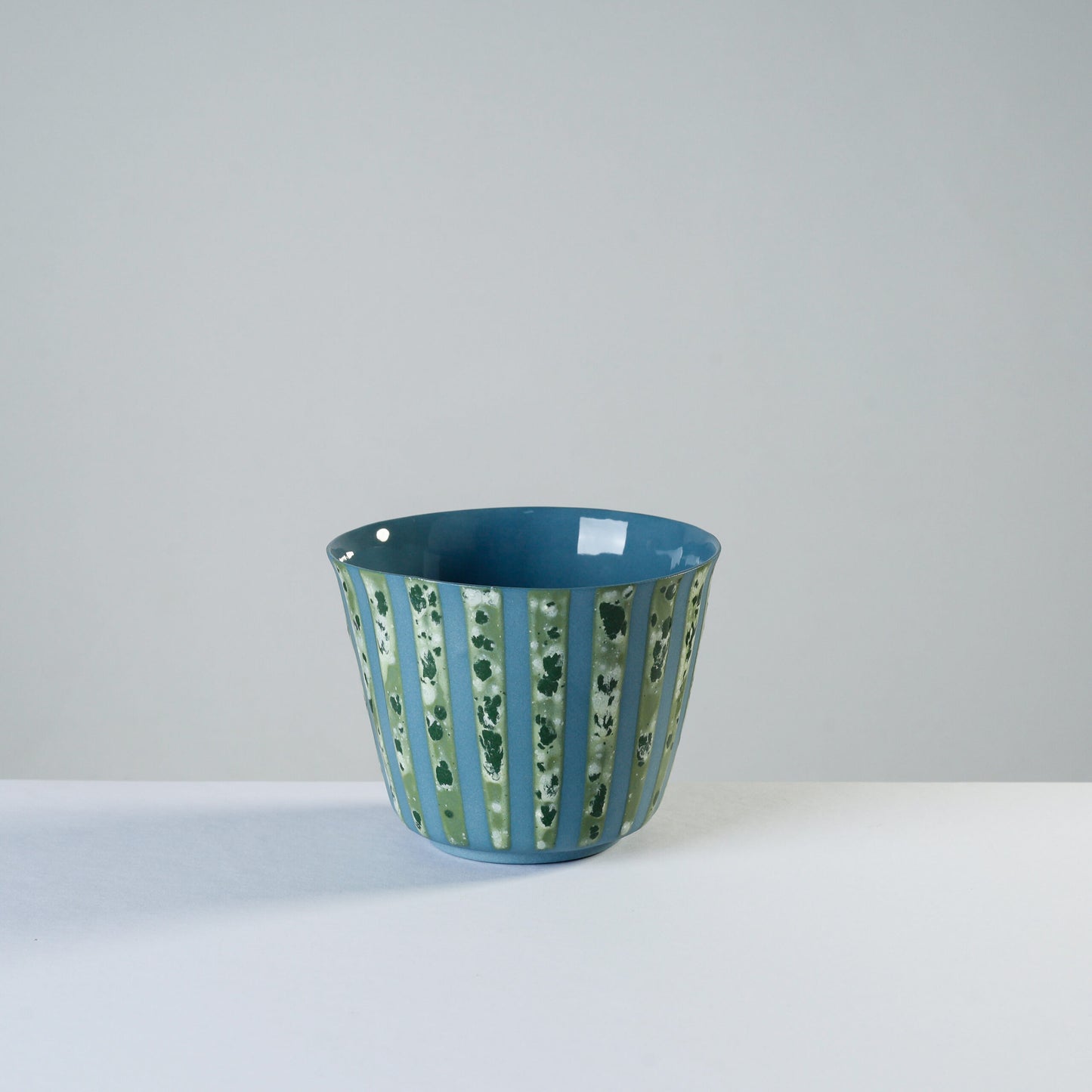 v shape - lime/stripes