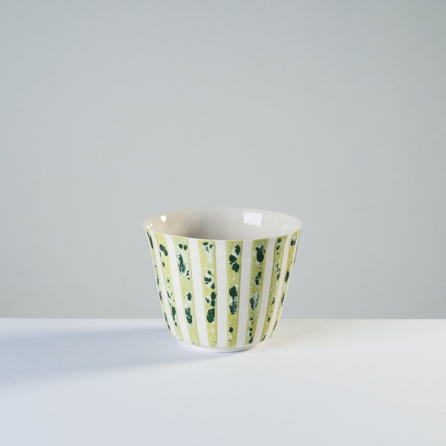 v shape - lime/stripes