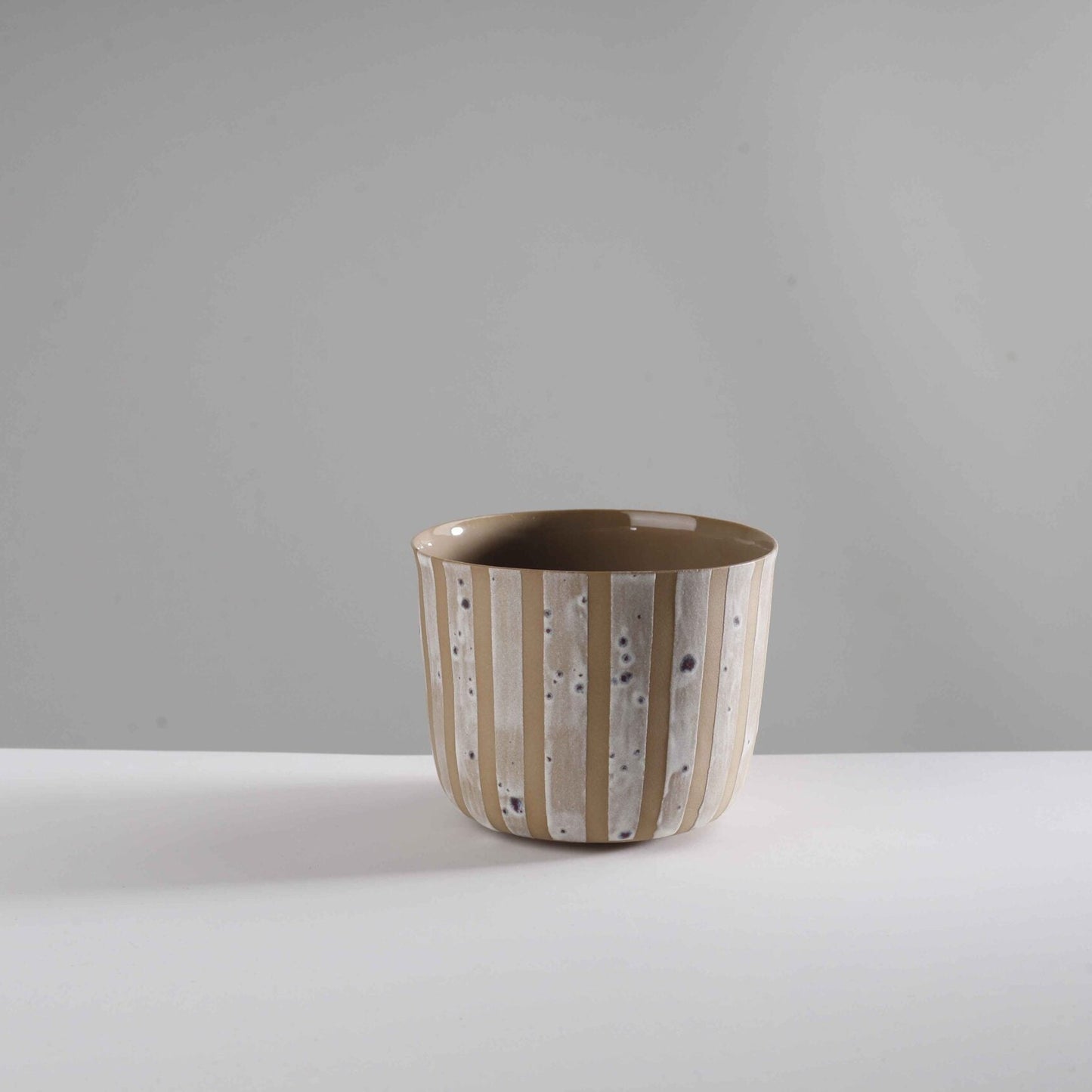 wide - speckled white/stripes